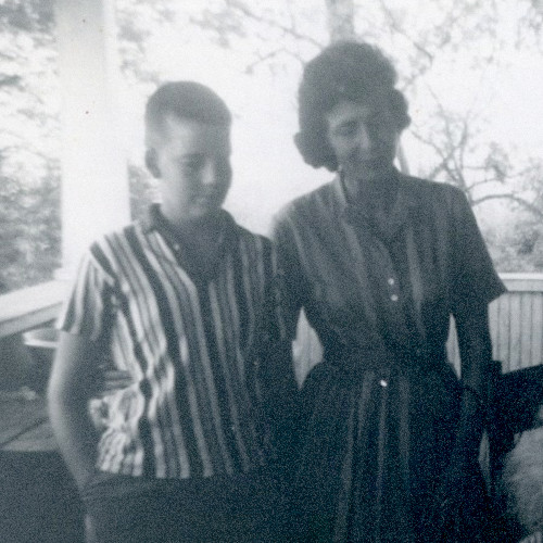 Подросток Брис Пэнкейк с матерью